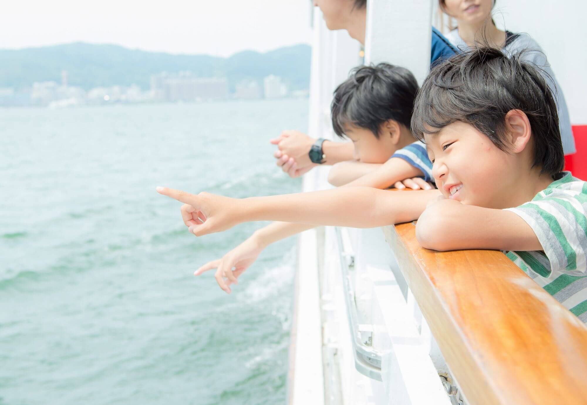 ミシガンに乗船する子ども