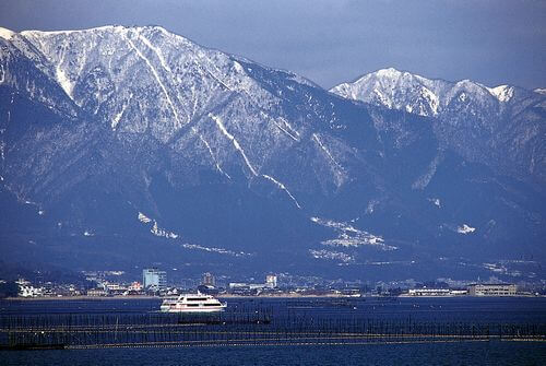 雪見船　比叡山と船