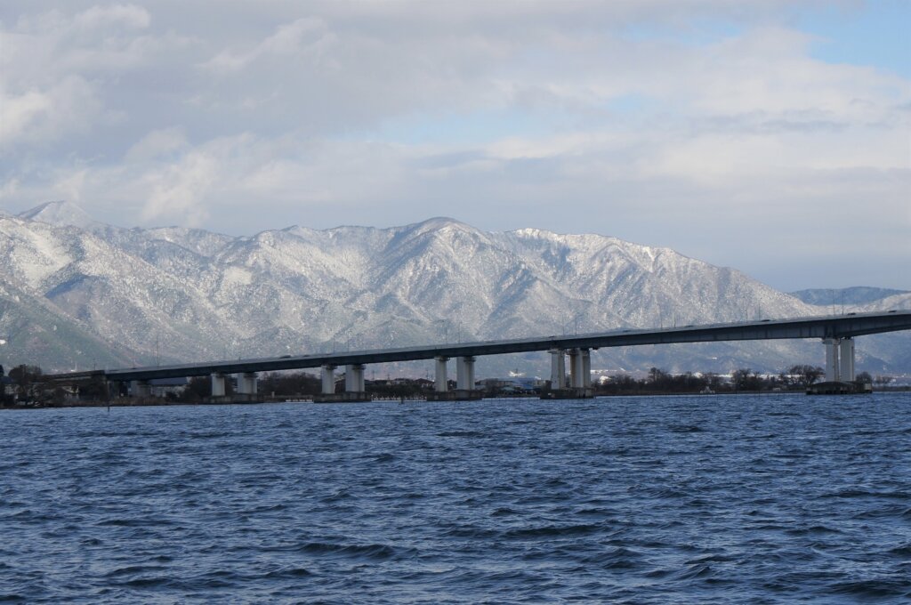 琵琶湖と雪化粧された比良山